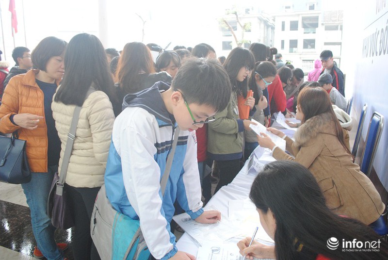 Phụ huynh lũ lượt, chen chân đưa trẻ đi