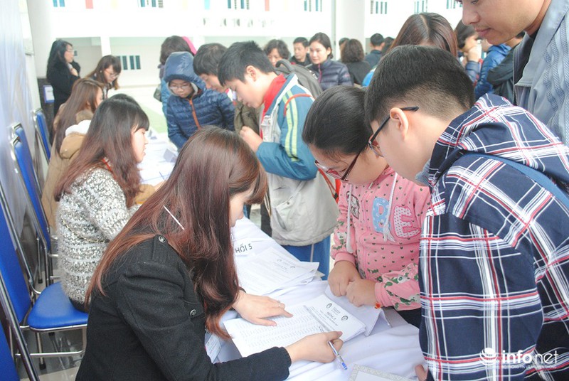 Phụ huynh lũ lượt, chen chân đưa trẻ đi