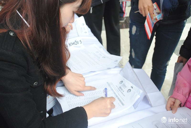 Phụ huynh lũ lượt, chen chân đưa trẻ đi