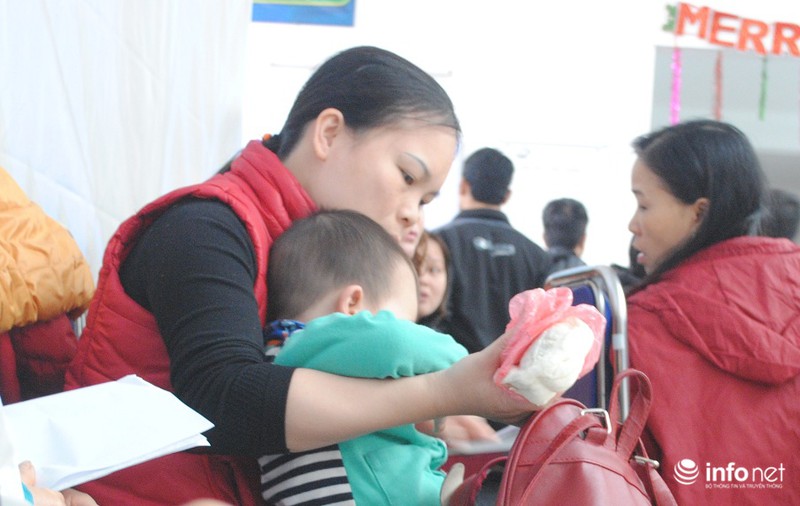 Phụ huynh lũ lượt, chen chân đưa trẻ đi