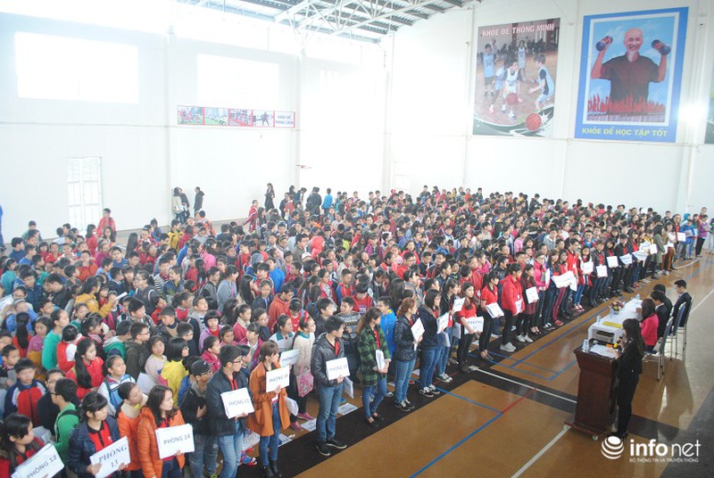 Phụ huynh lũ lượt, chen chân đưa trẻ đi