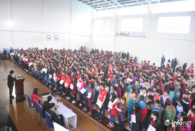 Phụ huynh lũ lượt, chen chân đưa trẻ đi