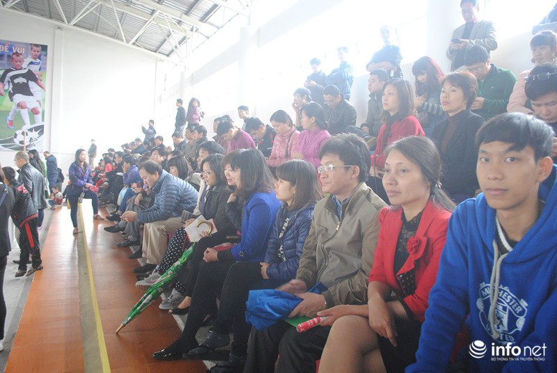 Phụ huynh lũ lượt, chen chân đưa trẻ đi