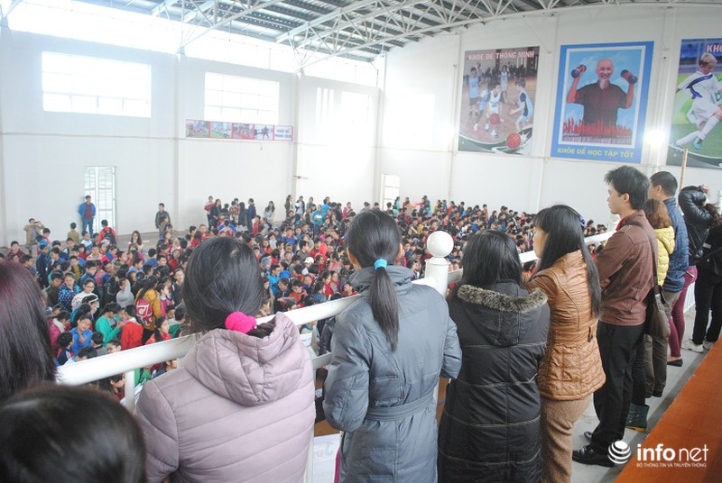 Phụ huynh lũ lượt, chen chân đưa trẻ đi