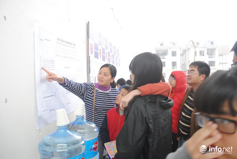 Phụ huynh lũ lượt, chen chân đưa trẻ đi