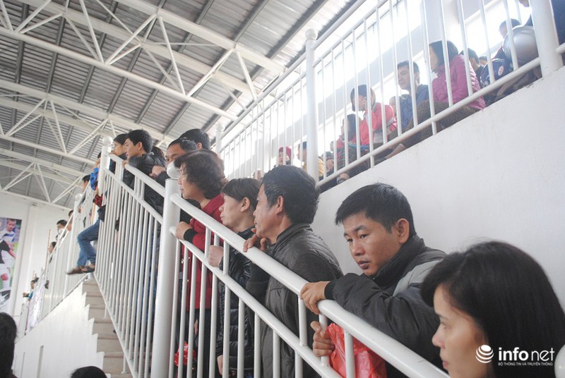 Phụ huynh lũ lượt, chen chân đưa trẻ đi