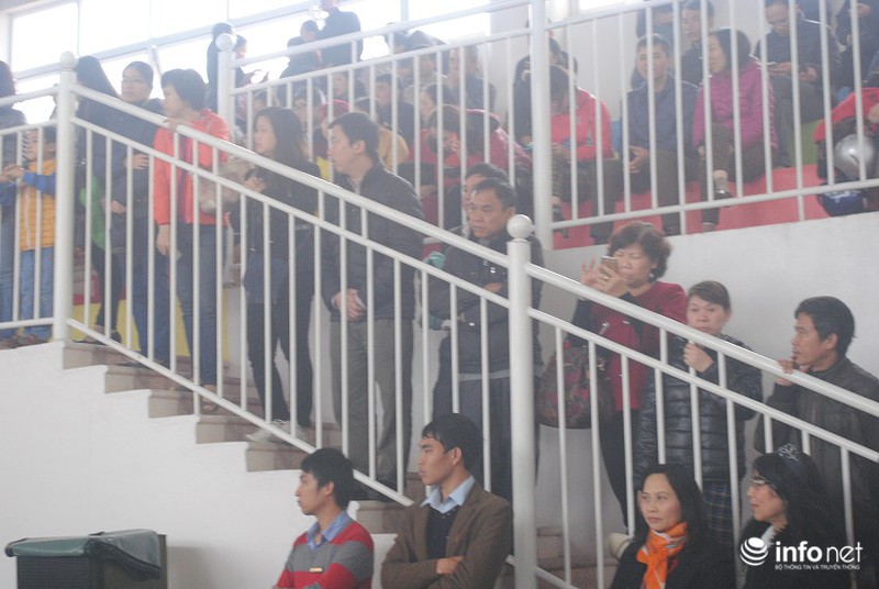 Phụ huynh lũ lượt, chen chân đưa trẻ đi