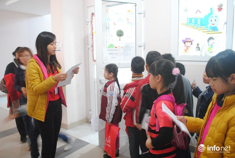 Phụ huynh lũ lượt, chen chân đưa trẻ đi