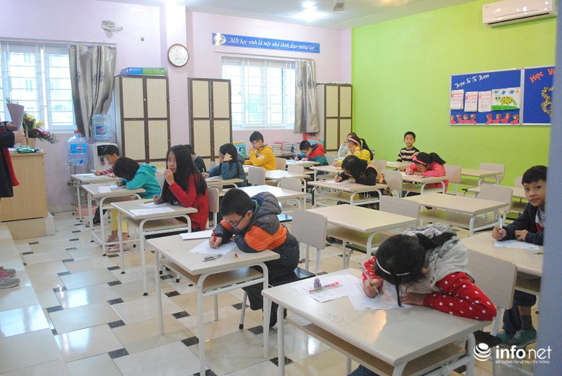 Phụ huynh lũ lượt, chen chân đưa trẻ đi