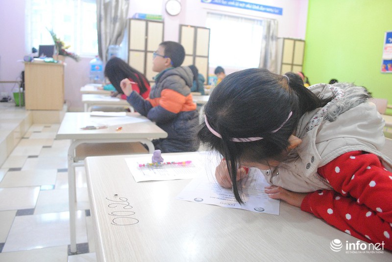 Phụ huynh lũ lượt, chen chân đưa trẻ đi