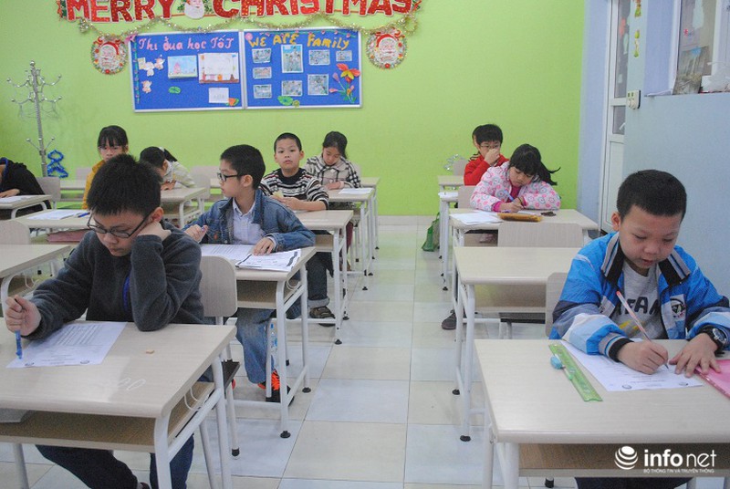 Phụ huynh lũ lượt, chen chân đưa trẻ đi