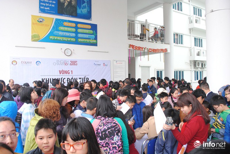 Phụ huynh lũ lượt, chen chân đưa trẻ đi