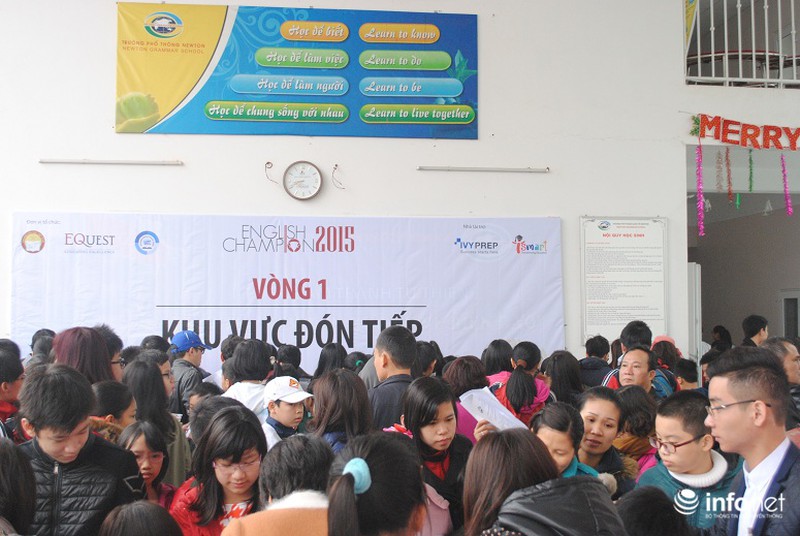 Phụ huynh lũ lượt, chen chân đưa trẻ đi