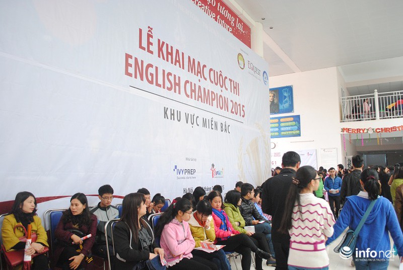 Phụ huynh lũ lượt, chen chân đưa trẻ đi