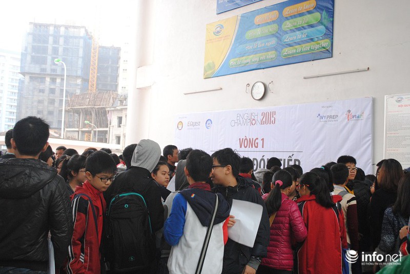 Phụ huynh lũ lượt, chen chân đưa trẻ đi