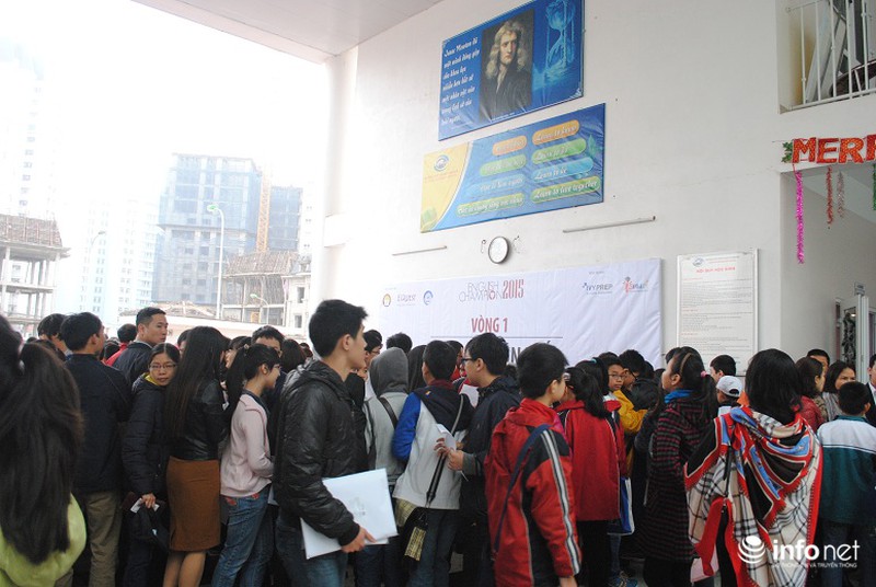 Phụ huynh lũ lượt, chen chân đưa trẻ đi