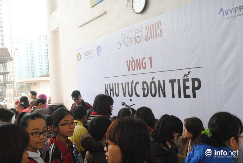 Phụ huynh lũ lượt, chen chân đưa trẻ đi