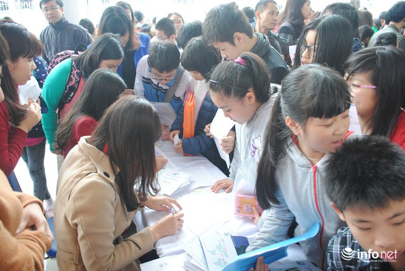 Phụ huynh lũ lượt, chen chân đưa trẻ đi