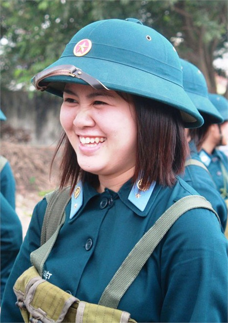 Đột nhập thao trường huấn luyện chiến sĩ nữ
