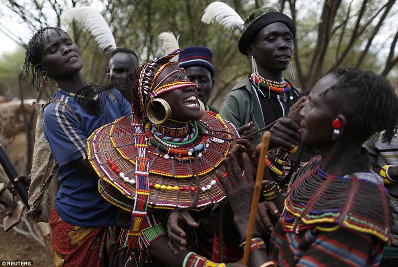 Phong tục đám cưới kỳ lạ ở Kenya - ảnh 3