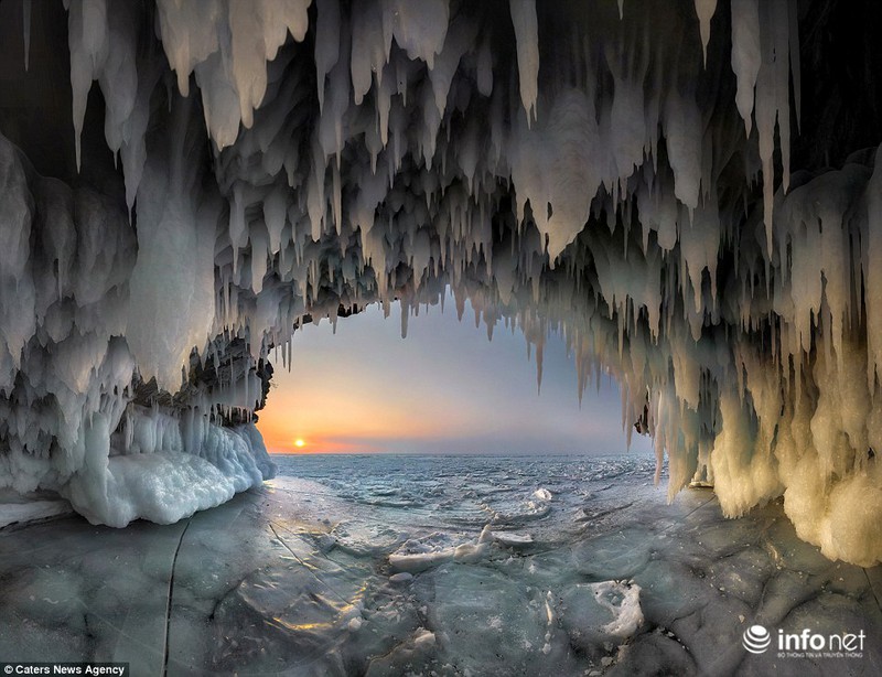 Ngỡ ngàng trước vẻ đẹp kỳ vĩ của hang băng lúc bình minh ở Siberia - ảnh 1