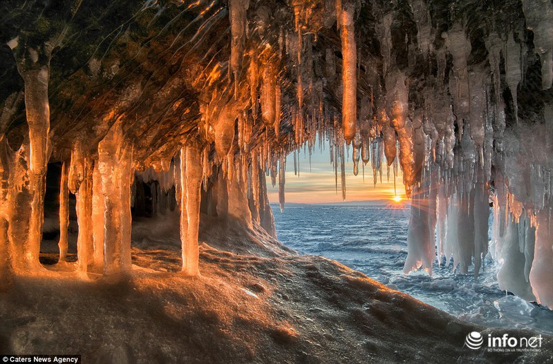 Ngỡ ngàng trước vẻ đẹp kỳ vĩ của hang băng lúc bình minh ở Siberia - ảnh 2
