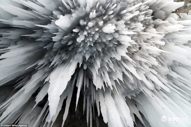 Ngỡ ngàng trước vẻ đẹp kỳ vĩ của hang băng lúc bình minh ở Siberia - ảnh 3