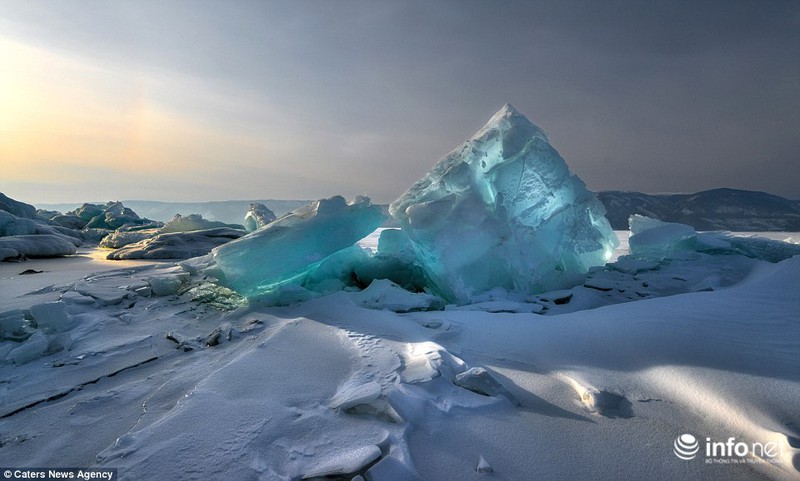 Ngỡ ngàng trước vẻ đẹp kỳ vĩ của hang băng lúc bình minh ở Siberia - ảnh 4