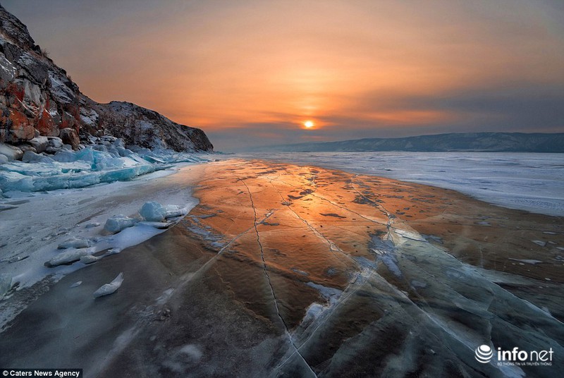 Ngỡ ngàng trước vẻ đẹp kỳ vĩ của hang băng lúc bình minh ở Siberia - ảnh 7