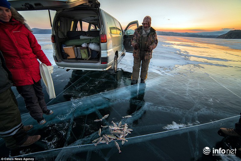Ngỡ ngàng trước vẻ đẹp kỳ vĩ của hang băng lúc bình minh ở Siberia - ảnh 8