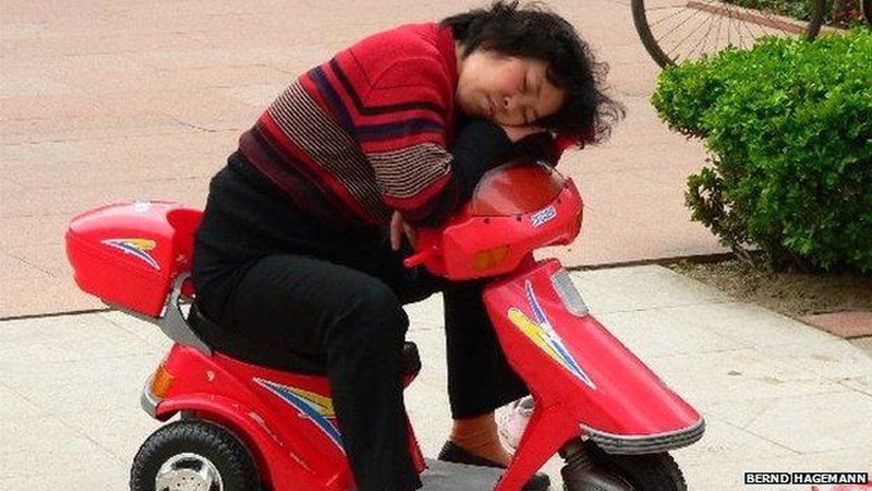 Muôn vạn kiểu ngủ vạ vật nhưng ngon giấc trên thế giới - ảnh 2