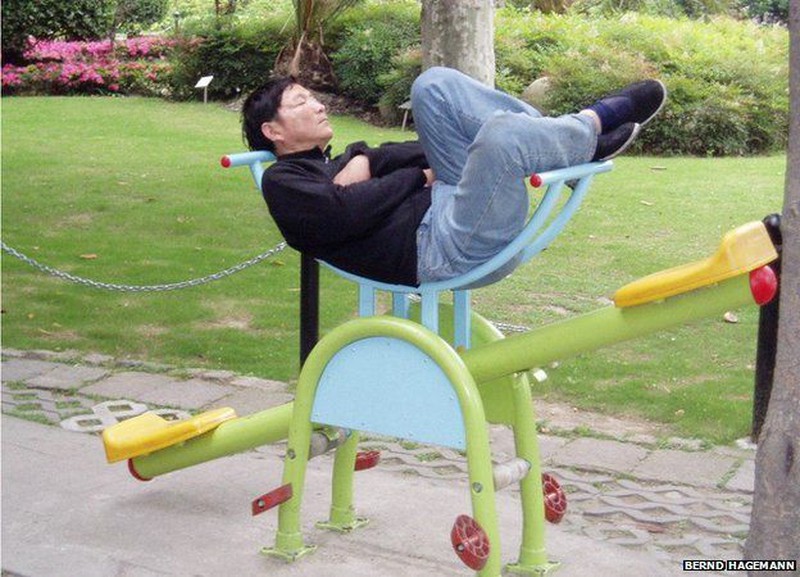 Muôn vạn kiểu ngủ vạ vật nhưng ngon giấc trên thế giới - ảnh 3