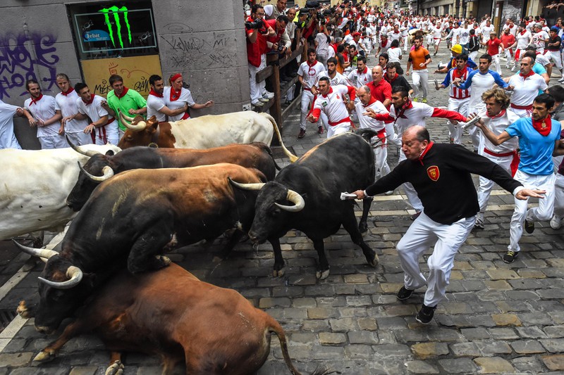 Thót tim với những hình ảnh lễ hội đua bò tót ở Tây Ban Nha - ảnh 12