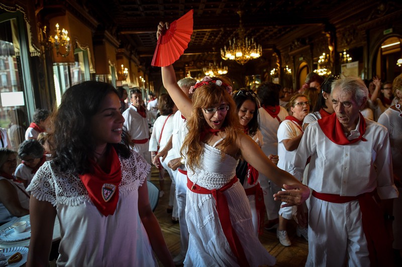 Thót tim với những hình ảnh lễ hội đua bò tót ở Tây Ban Nha - ảnh 16