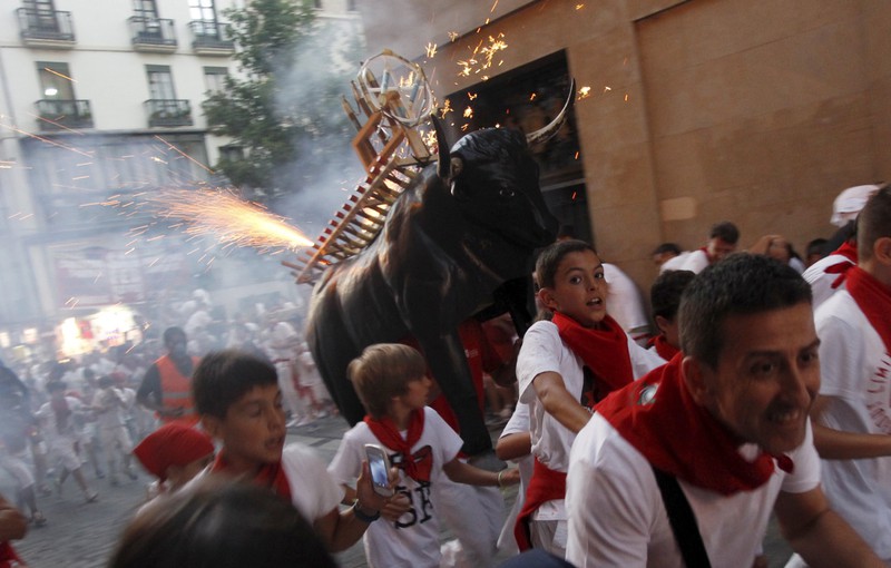 Thót tim với những hình ảnh lễ hội đua bò tót ở Tây Ban Nha - ảnh 5