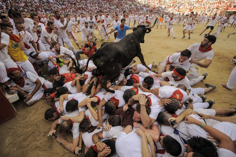 Thót tim với những hình ảnh lễ hội đua bò tót ở Tây Ban Nha - ảnh 3