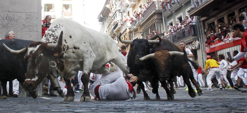 Thót tim với những hình ảnh lễ hội đua bò tót ở Tây Ban Nha - ảnh 7