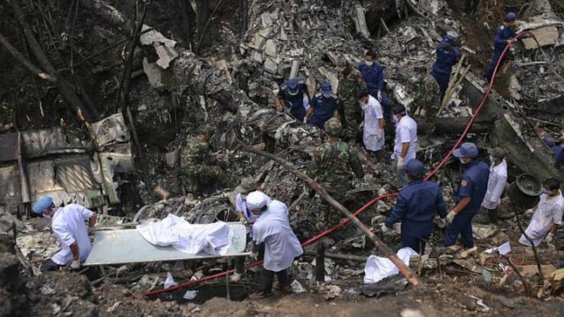 Ảnh: Hiện trường vụ rơi máy bay quân sự tại Lào - ảnh 3