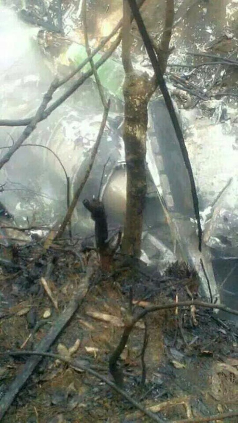 Ảnh: Hiện trường vụ rơi máy bay quân sự tại Lào - ảnh 8