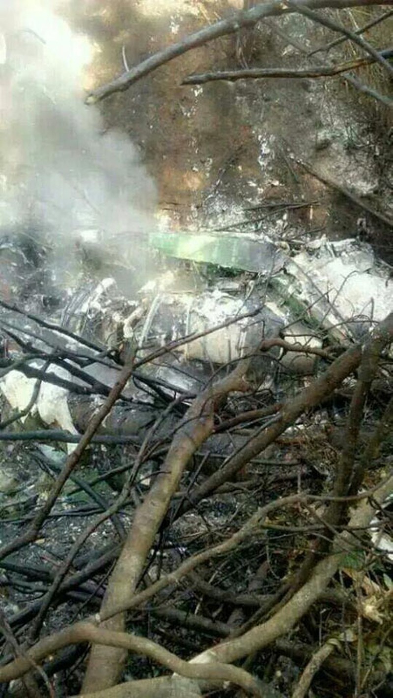 Ảnh: Hiện trường vụ rơi máy bay quân sự tại Lào - ảnh 9