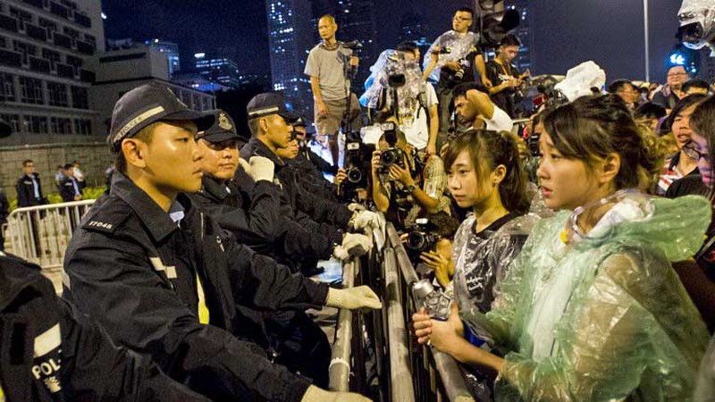 Hong Kong: 3.000 người biểu tình yêu cầu Trưởng đặc khu từ chức - ảnh 3