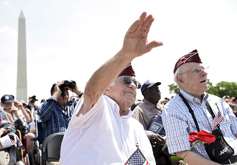 Ảnh: Cả thế giới kỷ niệm kết thúc Thế chiến II - ảnh 6