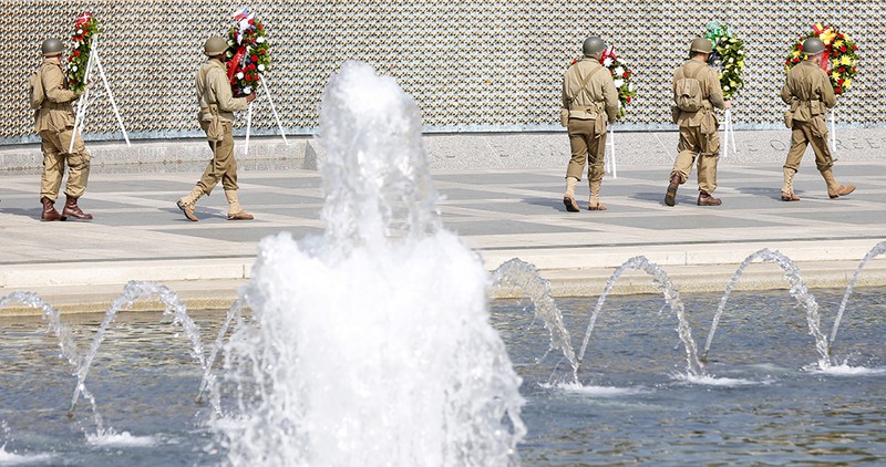 Ảnh: Cả thế giới kỷ niệm kết thúc Thế chiến II - ảnh 11