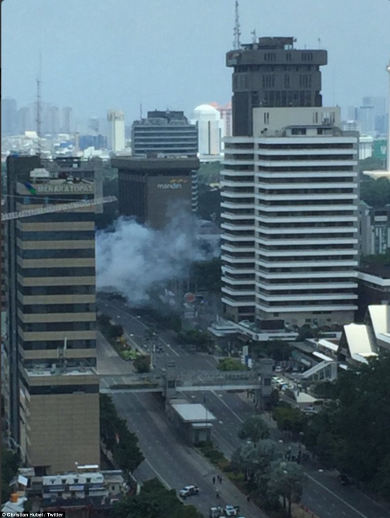 Cận cảnh hiện trường tang thương sau vụ đánh bom ở Jakarta - ảnh 2