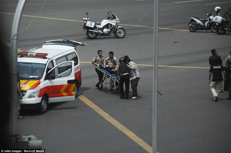 Cận cảnh hiện trường tang thương sau vụ đánh bom ở Jakarta - ảnh 3