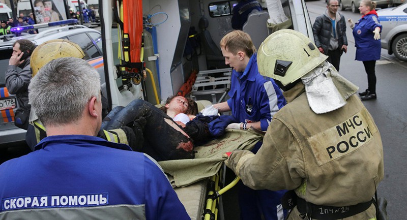 Ảnh: Hiện trường đẫm máu sau vụ nổ ở nhà ga tàu điện ngầm St. Petersburg - ảnh 14