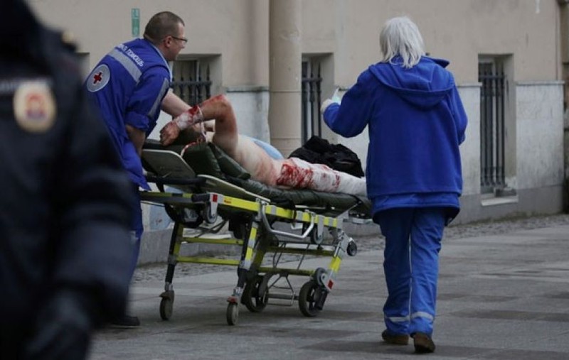 Ảnh: Hiện trường đẫm máu sau vụ nổ ở nhà ga tàu điện ngầm St. Petersburg - ảnh 17