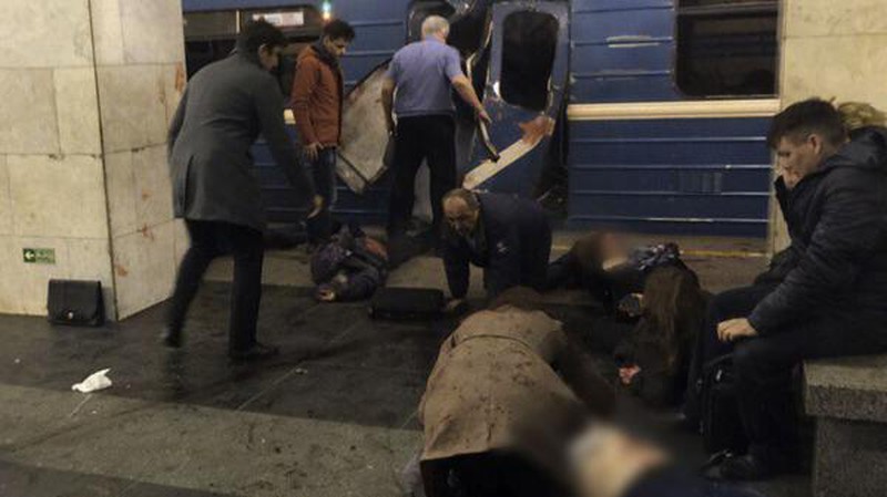 Ảnh: Hiện trường đẫm máu sau vụ nổ ở nhà ga tàu điện ngầm St. Petersburg - ảnh 19