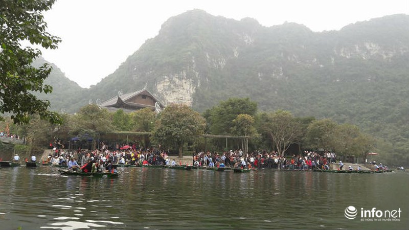 Khu du lịch Tràng An kẹt cứng khách thăm quan ngày đầu năm - ảnh 8