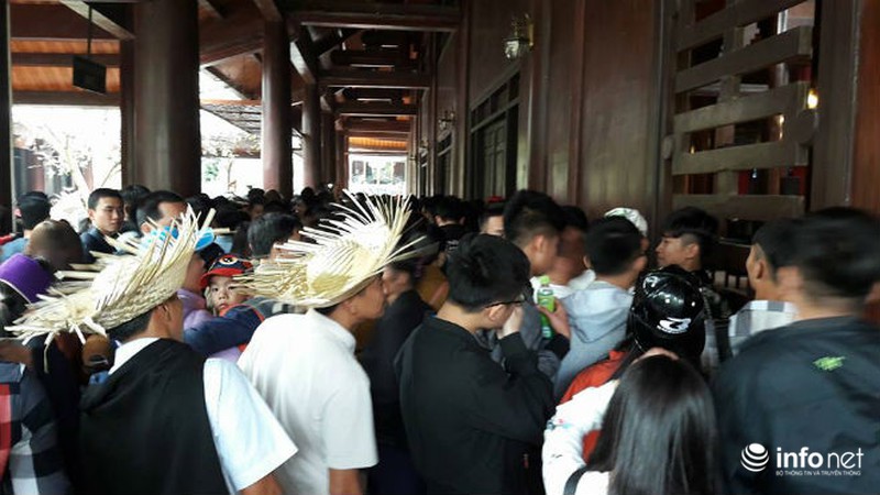 Khu du lịch Tràng An kẹt cứng khách thăm quan ngày đầu năm - ảnh 4